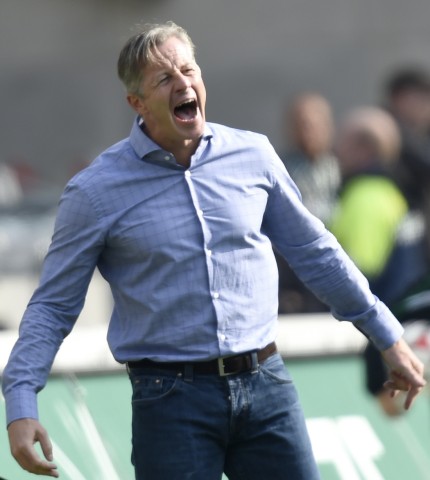 Schalke 04's head coach Keller reacts during the German Bundesliga first division soccer match against Hanover 96  in Hanover
