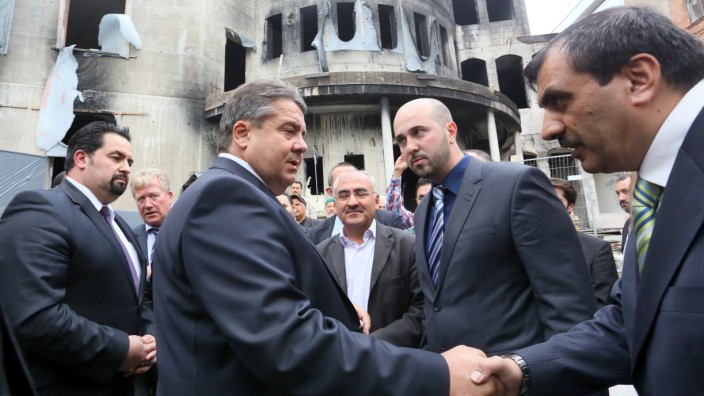 SPD-Chef Sigmar Gabriel besucht Mevlana-Moschee in Berlin