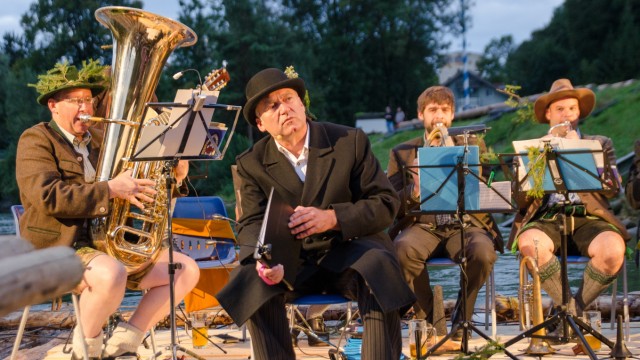 Kultur: Schaurig-schön? Georg Unterholzner (Mitte) liest, und die Landratsamt-Band spielt dazu (links der Münsinger Bürgermeister Michael Grasl an der Tuba).