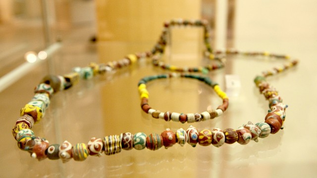 Freizeit: Bei fast jeder Erdgrabung in Aschheim stößt man auf historische Funde. Hier eine Perlenkette aus dem Bajuwarengrab, ausgestellt im Aschheimer Museum.