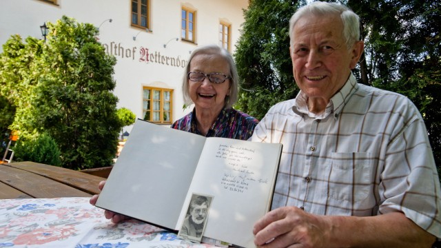 Schriftsteller Michael Ende: Die Wirtsleute Magdalena und Alois Gröbmeyer haben den Gästebuch-Eintrag von Michael Ende fein säuberlich aufbewahrt.