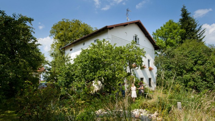 Schriftsteller Michael Ende: Das alte Schulhaus in Netterndorf steht inmitten eines verwunschenen Gartens.