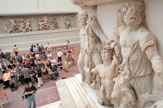 Altarfries im Pergamonmuseum restauriert