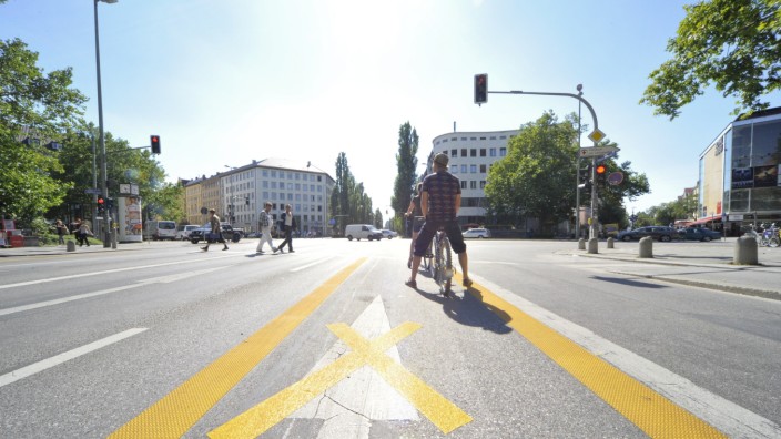 Straße mit Fahrradstreifen in München, 2012