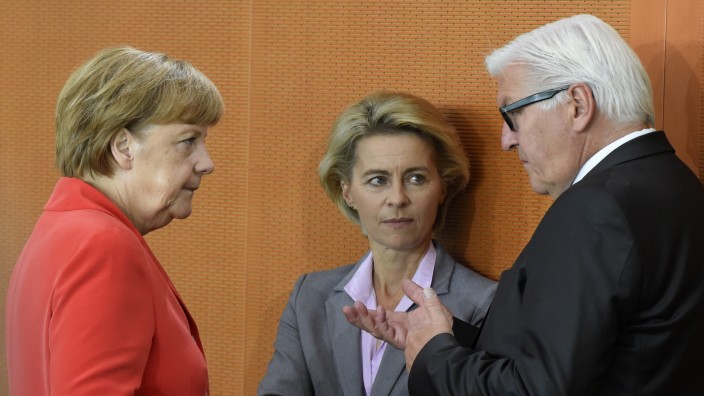 Islamistische Miliz im Irak: Kanzlerin Angela Merkel mit Verteidigungsministerin Ursula von der Leyen (beide CDU) und Außenminister Frank-Walter Steinmeier (SPD)