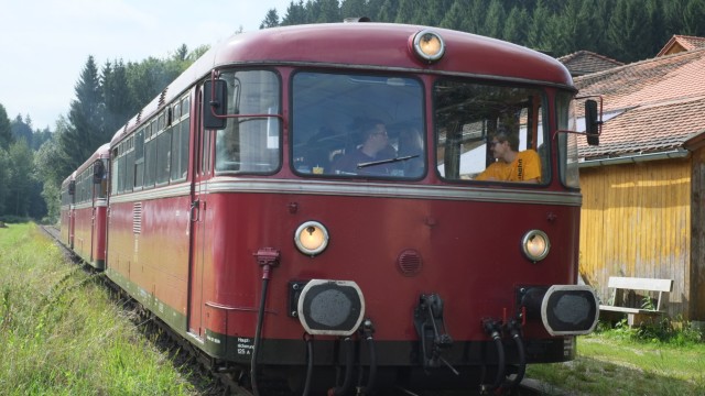 Passau: Ein Stück Eisenbahngeschichte: der Schienenbus.
