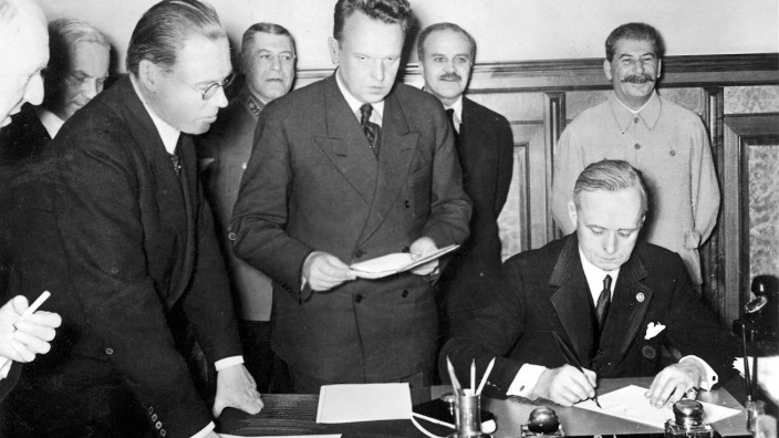 Reichsaußenminister Joachim von Ribbentrop bei der Unterzeichnung des Deutsch-Sowjetischen Freundschaftsvertrages, Moskau 1939