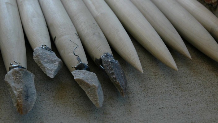 Speerspitzen-Archäologie: Die Forscher bauten die Waffen der Frühmenschen für ihren Versuch nach
