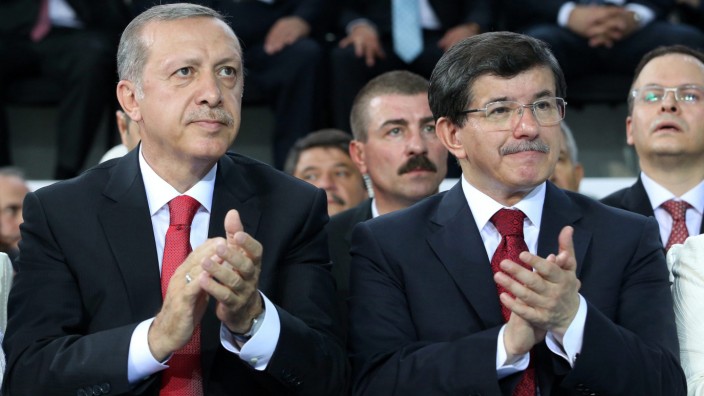 AKP chooses Davutoglu as Erdogan successor