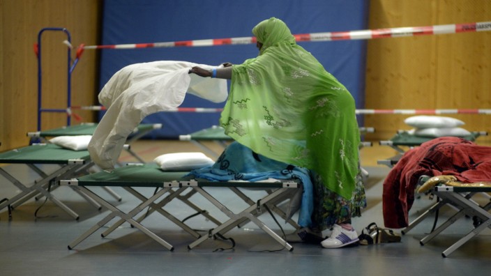 Asylbewerber in München: Flüchtlinge müssen in überfüllten Notunterkünften und auf Feldbetten in Turnhallen untergebracht werden.