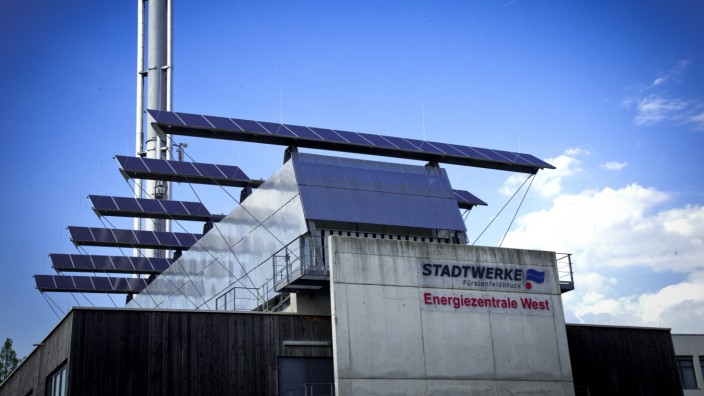 Fürstenfeldbruck: Die Energiezentrale West der Stadtwerke liefert neben Strom aus eigenen Solarpaneelen Fernwärme sowie Fernkälte vor allem für die benachbarten Industriebetriebe, Schule, Kita und Seniorenheim. Sie kann mit Hackschnitzeln sowie mit Gas und Öl betrieben werden.