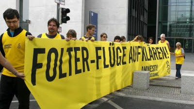 Gefangenen-Flüge der CIA: Aktivisten von Amnesty International demonstrieren in Berlin