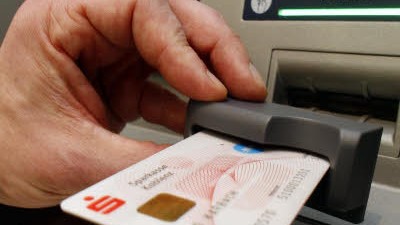 Banken: Bald Geschichte: Die herkömmliche EC-Karte soll durch die neue Girocard abgelöst werden.