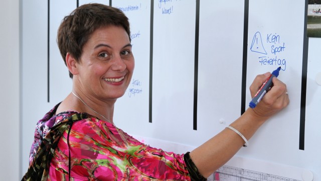 Minderjährige Flüchtlinge: Geschäftsführerin Angela Bauer notiert alles Wissenswerte und Neuigkeiten für die Jugendlichen auf einer großen Tafel.