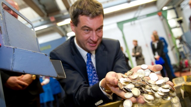 Markus Söder auf dem Nockherberg: Markus Söder, fokussiert aufs Geld: Diese Zwei-Euromünzen, die er fotofreundlich 2011 rieseln lässt, sind übrigens mit einem der größten Finanzdebakel in der Historie Bayerns bedruckt: Schloss Neuschwanstein.