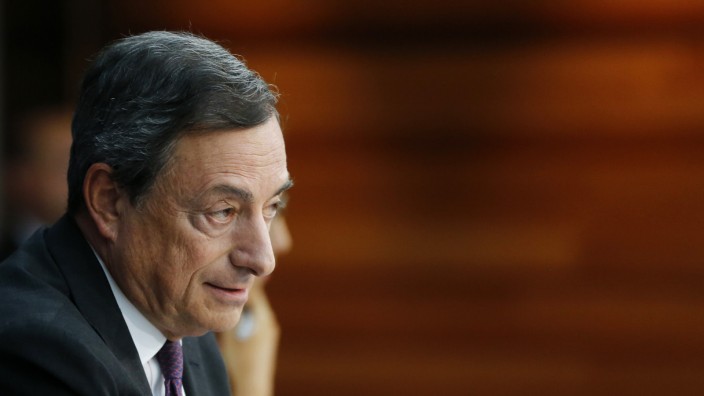 Euro-Krise: EZB-Chef Mario Draghi will zur Not auch Staatsanleihen aufkaufen, um mehr Geld auf den Markt zu werfen.