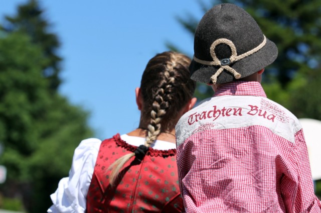 Kind in Tracht