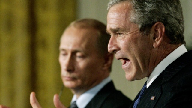 US President Bush speaks alongside Russian President Putin at White House in Washington