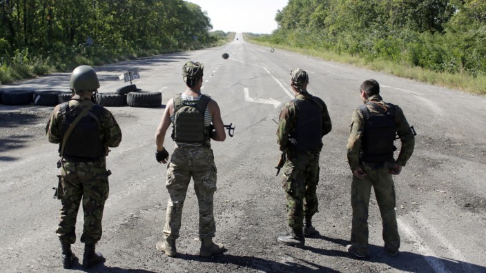 Gauck über den Ukraine-Krieg: Wie geht es im Krieg in der Ukraine weiter? Ukrainische Soldaten blicken nahe der ostukrainischen Stadt Debaltseve in die Ferne.