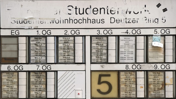 Mietkosten: Blick auf den Klingelkasten eines Studentenwohnheims des Kölner Studentenwerk.