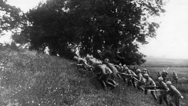 Deutsche Infanterie bei einem Angriff an der Westfront, 1914