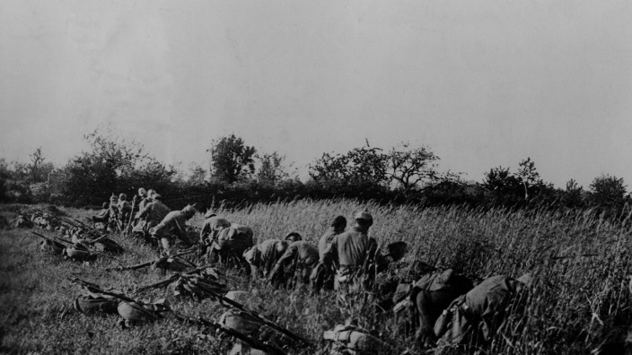 Deutsche Soldaten graben sich an der Westfront ein, 1914