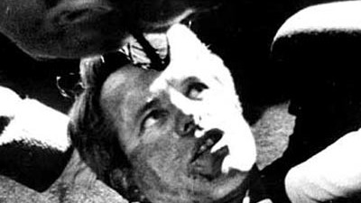 Ermordung Robert Kennedys: Robert Kennedy sinkt nach den Schüssen zu Boden. Er stirbt am folgenden Tag.