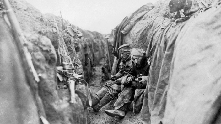 Deutsche Soldaten essen im Graben, 1914