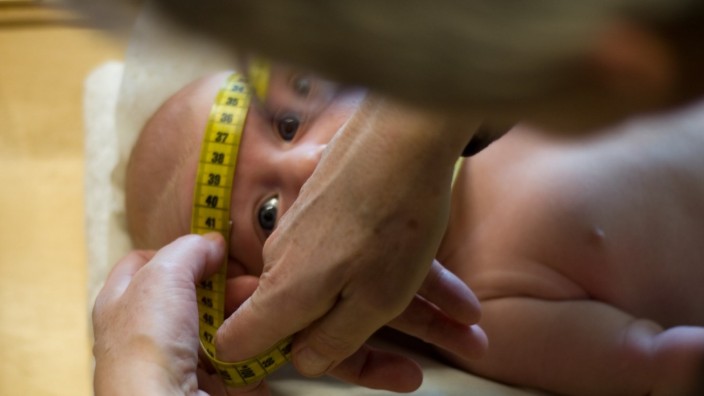 Geburtsgröße: Neben der Länge vermessen Ärzte auch den Kopfumfang von Säuglingen regelmäßig.