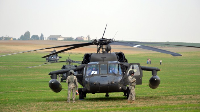 US-Hubschrauber in Polen: "Wir danken Gott, dass es Amerikaner waren." Black-Hawk-Hubschrauber der US Army landen auf polnischem Rapsfeld