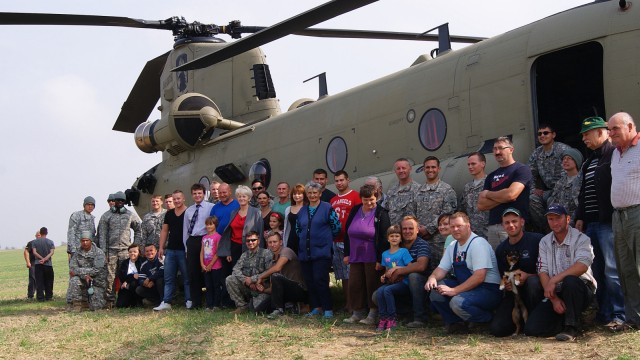 US-Hubschrauber in Polen: Noch schnell ein Erinnerungsfoto mit den Dorfbewohnern: "Eigentlich hätten wir ihnen gerne etwas zu Essen angeboten, aber wir standen unter Schock und haben die Jungs wieder weggeschickt."