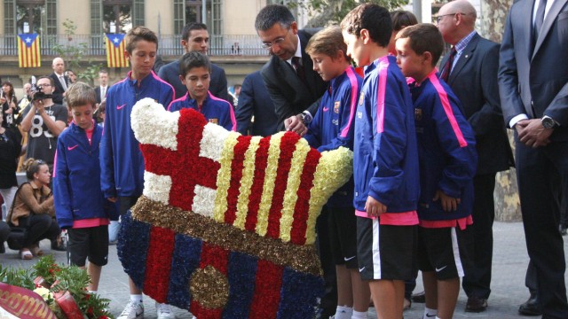Großdemo der Katalanen in Barcelona: Auch der Präsident des Fußballvereins FC Barcelona, Josep Maria Bartomeu (Mitte), nahm an den Feierlichkeiten zum katalonischen Nationalfeiertag teil. Ein Kranz zeigt das Emblem des Vereins, das rechts oben auch die katalanische Flagge beinhaltet. Barça ist Erzrivale des Hauptstadtvereins Real Madrid, der "Königlichen".