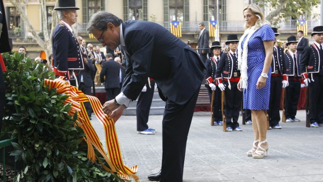 Großdemo der Katalanen in Barcelona: Artur Mas legte am Rafael-Casanova-Monument einen Kranz nieder.