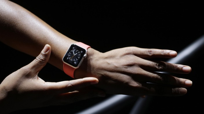 Apple Watch im Gesundheitsmarkt: Ein Model präsentiert in Cupertino die Smartwatch von Apple