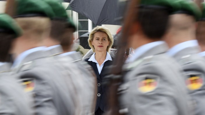 Bundeswehr: Verteidigungsministerin Ursula von der Leyen (CDU) nimmt eine Ehrenformation der Bundeswehr ab