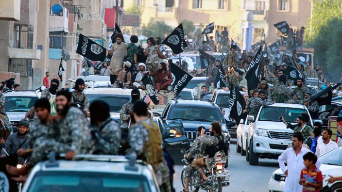 Irak und in Syrien: Kämpfer der Terrororganisation IS im Juni in der nordsyrischen Stadt Raqqa