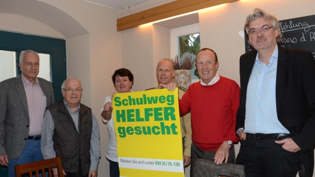 Verkehr: Suchen neue Schulweghelfer: Günter Raabe (von links), Peter Kalteis, Beate Rexhäuser, Richard Wacht, Karl Englmann und Stefan Januschkowetz.