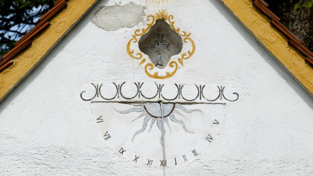 Ebersberg: Über den Eingang der Kapelle ist eine Sonnenuhr auf die Fassade gemalt.