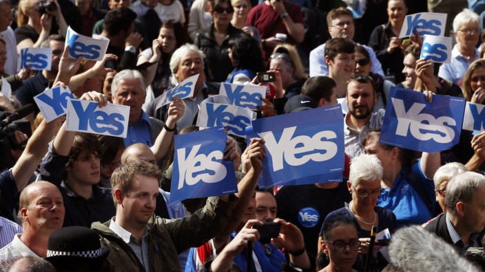 Schottland vor Votum über Unabhängigkeit: Team Schottland gegen Team Westminster: Befürworter eines unabhängigen Schottlands bei einer Demonstration in Glasgow.