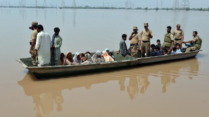 Regenfälle und Überschwemmungen: Pakistanische Soldaten retten Anwohner in der Provinz Punjab mit einem Boot