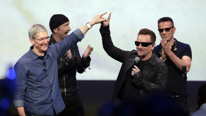 Apple-Chef Tim Cook mit Bono von U2