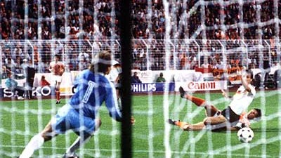 Magic Moments - EM 1988: Marco van Basten erzielte gegen Deutschland ein perfektes Tor.