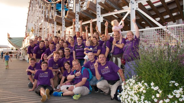Die Coasterfriends feiern sich vor einer Holzachterbahn im Freizeitpark von Stockholm.