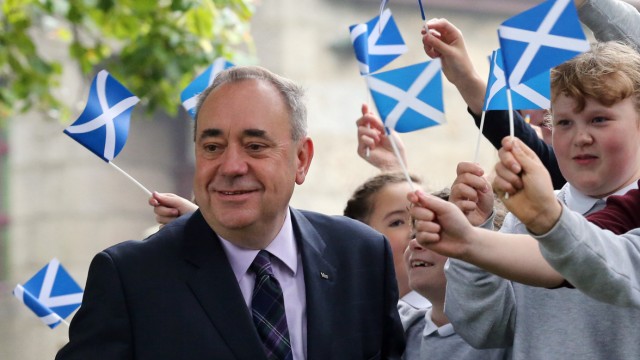 Schottland: Eine letzte Inszenierung am Tag der Abstimmung: Schottlands Regierungschef Alex Salmond posiert mit Schulkindern.
