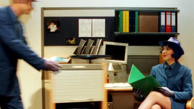 Technik im Büro: Den klassischen festen Mitarbeiter-Platz am Schreibtisch wird es laut den Wissenschaftlern des Fraunhofer-Institut bald nicht mehr geben.