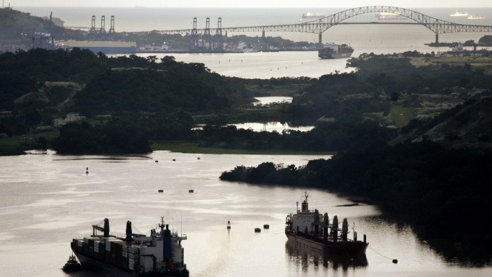 Ein Schiff erreicht bei Sonnenuntergang die Miraflores-Schleuse im Panamakanal.
