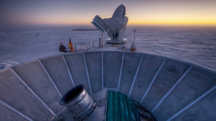 Nachweis von Gravitationswellen: Das Bicep2-Teleskop vor der beeindruckenden Kulisse des Südpols.