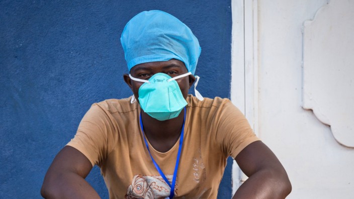 Kampf gegen Ebola: Wie hier in Freetown, Sierra Leone, sind die Helfer am Ende ihrer Kräfte. Unterstützung wird dringend gebraucht.