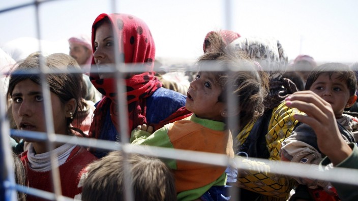 Syrian refugees flee conflict to Turkey