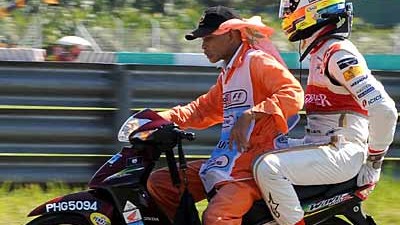 Formel 1: Neben einem Unfall ist dies für einen Formel-1-Fahrer die unangenehmste Art, das Rennen zu beenden: Adrian Sutil wird in Malaysia zurück zur Box eskortiert.